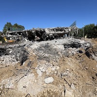 Mehrere Bagger arbeiten sich durch die Bonner Nordbrücke und hinterlassen einen Schutthaufen 