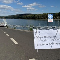 Ein Schild an einer Kette versperrt die Zufahrt zur Fähre