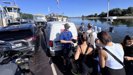 Passagiere und Autos auf der Mondorfer Fähre