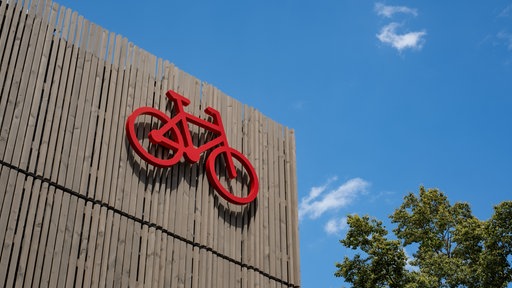Ein Teil des Parkhauses mit Fahrradsymbol