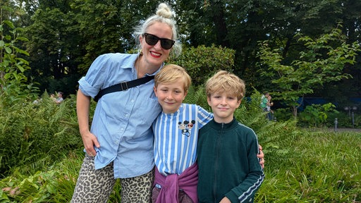 Judith Köhne mit ihren beiden Kindern beim Beusch in der Villa Hammerschmidt