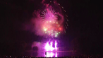 Beim "Rhein in Flammen" Jubiläum überzeugt wieder das spektakuläre Feuerwerk in der Bonner Rheinaue.