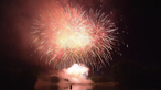 Beim "Rhein in Flammen" Jubiläum überzeugt wieder das spektakuläre Feuerwerk in der Bonner Rheinaue.