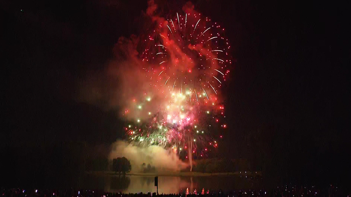 Beim "Rhein in Flammen" Jubiläum überzeugt wieder das spektakuläre Feuerwerk in der Bonner Rheinaue.