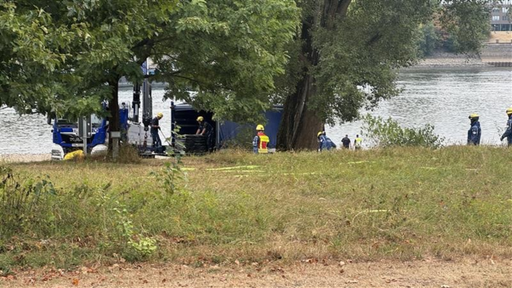 Das THW baute zur Sprengung der Bombe einen Schutzwall aus Sandsäcken direkt am Rhein.