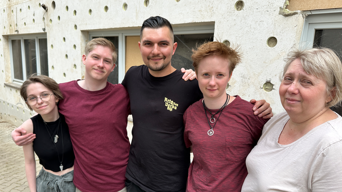 Theo Frisch mit der Familie, die er gerettet hat.
