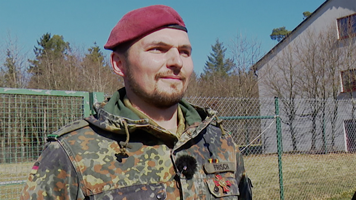 Theo Frisch steht in Uniform bei der Ehrung. 