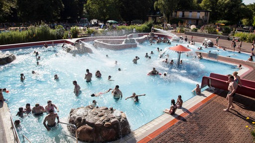 Viele Menschen im Freibad Rüngsdorf