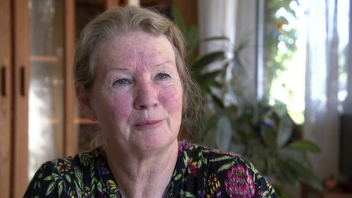 Dorothea Axtmann inn ihrem Wohnzimmer.