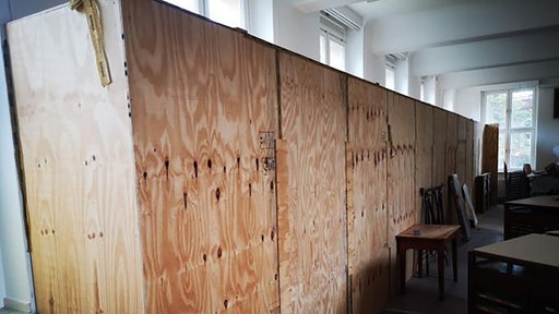 Verhausungen aus Holz, in denen die Vitrinen aufbewahrt wurden