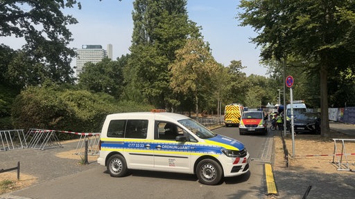 Zwei Autos stehen an einem abgesperrten Gebiet.