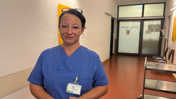 Bettina Jalowy, Leiterin der Pflege auf der Intensivstation in eiem Gang des Krankenhauses