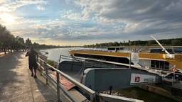 Hotelschiff ist an der Rheinpromenade mit Seil angelegt.