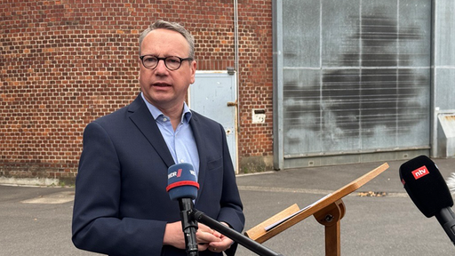 Der Justizminister von NRW, Benjamin Limbach, bei einer Pressekonferenz vor der JVA Siegburg