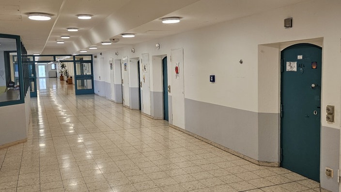 Ein langer Flur mit Türen zu den Gefängniszellen 