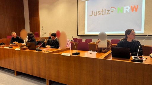 Landgericht Bonn: Angeklagte Menschen sitzen auf der Anklagebank