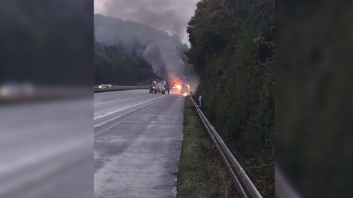 Starkes Feuer qualmt von einem Fahrzeug