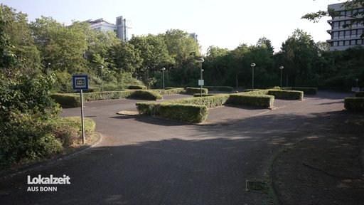 Leere Parkplätze. Davor ein Park and Ride Schild.