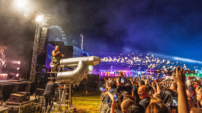 Auftritt der Rammstein-Tribute-Band Völkerball bei Rhein in Flammen mit dem Riesenrad im Hintergrund.