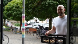 Michael Markmann trägt einen Korb mit Backwaren