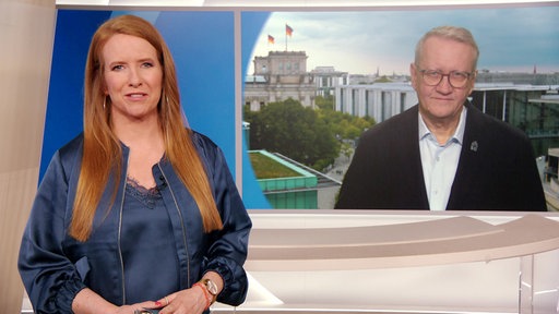Links eine Frau im Studio, rechts der Interviewte der dazugeschaltet ist
