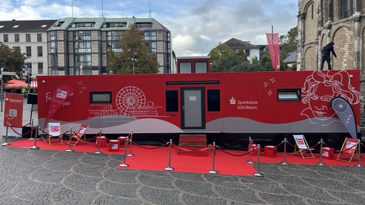 Ein großer roter Container der Sparkasse steht auf dem Münsterplatz