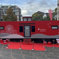 Ein großer roter Container der Sparkasse steht auf dem Münsterplatz