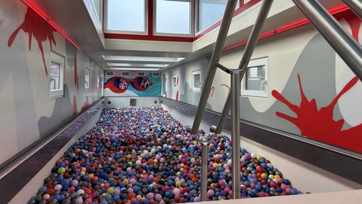 Ein Indoor-Bällebecken.