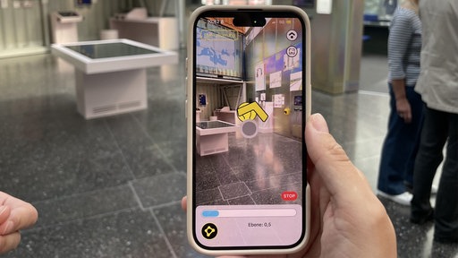 Eine Hand, die ein Handy hält, auf dem die neue Navigations-App bedient wird.