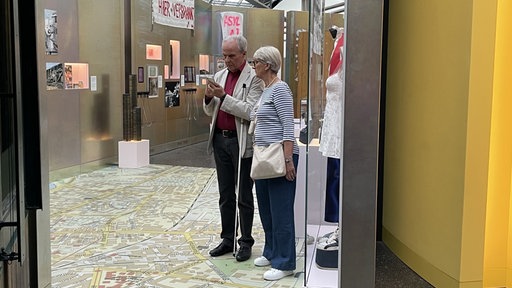 Hartmut ist blind und probiert die neue Navigations-App im Haus der Geschichte gemeinsam mit seiner Frau aus