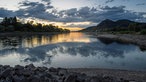 Eine Bucht am Rhein bei Sonnenuntergang