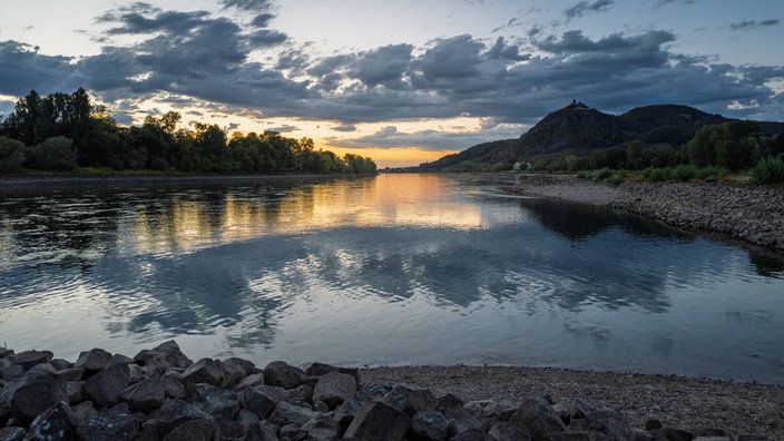 Eine Bucht am Rhein bei Sonnenuntergang