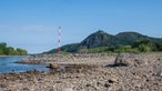 Ein Blick ins Siebengebirge vom Rheinufer bei Niedrigwasser