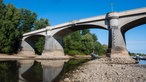 Die Brücke auf die Insel Grafenwerth bei Sonnenschein
