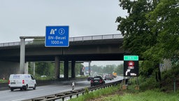 Eine LED-Anzeigentafel an der Seite einer Autobahn