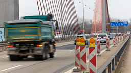 Mehrere Kraftfahrzeuge fahren über die Nordbrücke in Bonn. 