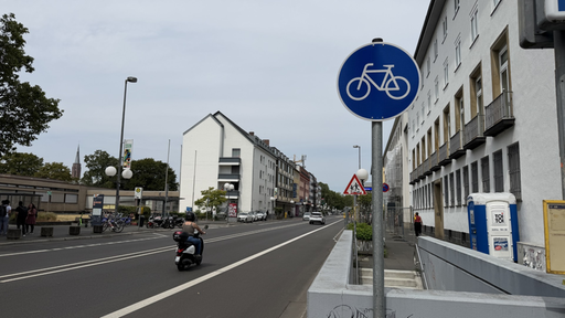 Die Adenauerallee Richtung Sterntor. Dort ist der Fahrradweg und die einspurige Autofahrbahn zu sehen.