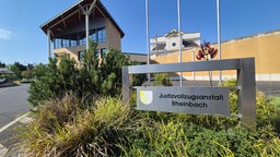 Das Gebäude der JVA Rheinbach von außen