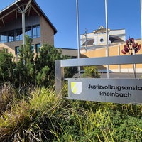 Das Gebäude der JVA Rheinbach von außen