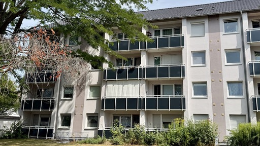 Ein Mehrfamilienhaus mit Garten