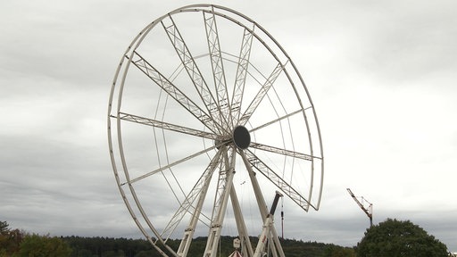 Riesenrad, an dem noch ein Teil fehlt