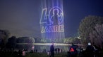 Drohnen formieren den Schriftzug "40 Jahre" über der Bonner Rheinaue. Die Null der 40 sieht aus wie Beethoven. 