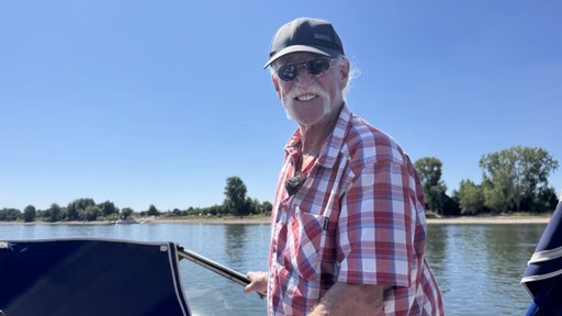 Ein Mann auf einem Boot