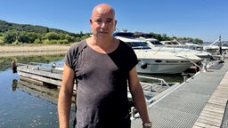 Ein Mann vor einem Anlegeplatz für Boote