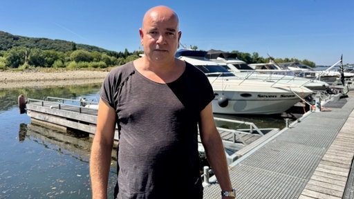 Ein Mann vor einem Anlegeplatz für Boote
