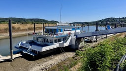Ein Anlegeplatz am Rhein mit einem Schiff