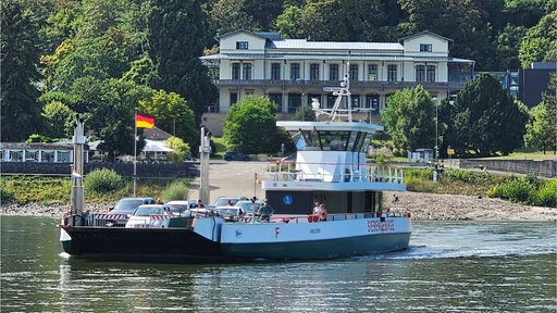 Eine Fähre mit voll beladenen Autos