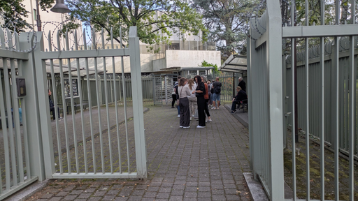 Der Eingang zum russischen Generalkonsulat in Bonn, mit einer Schlange an Menschen.