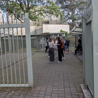 Der Eingang zum russischen Generalkonsulat in Bonn, mit einer Schlange an Menschen.