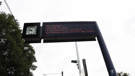 Die digitale Anzeigetafel an einem Busbahnhof.